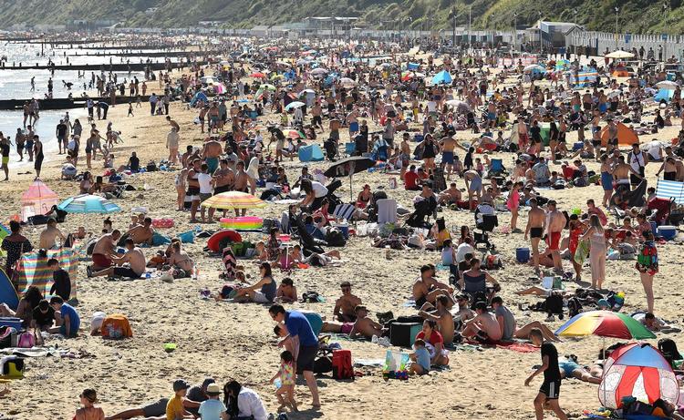   Briter nyder sidst i maj stranden tæt i Bournemouth. Foto: Glyn Kirk/Ritzau Scanpix