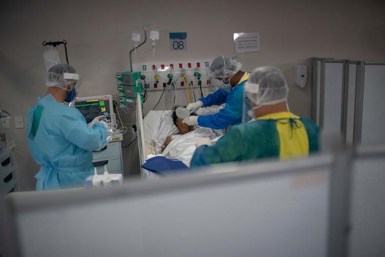 Sundhedspersonale tager sig af en patient på intensiv afdeling på Doctor Ernesto Che Guevara Public Hospital i byen Marica city. Foto: Mauro Pimentel/Ritzau Scanpix