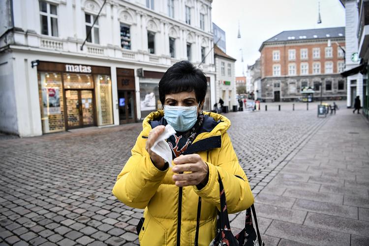 Tidligere har Verdenssundhedsorganisationen, WHO, ikke anbefalet at bruge mundbind. Men det gør den nu. I Danmark har Sundhedsstyrelsen indtil nu ikke anbefalet raske mennesker den form for beskyttelse. Foto: Ernst van Norde
