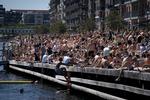 Forsamlingsforbuddet står til at blive hævet til 100 personer fra 8. juli og så til det dobbelte en måned senere. flere mennesker tæt sammen giver ikke ekspert grund til bekymring.  Foto: Liselotte Sabroe/Ritzau Scanpix