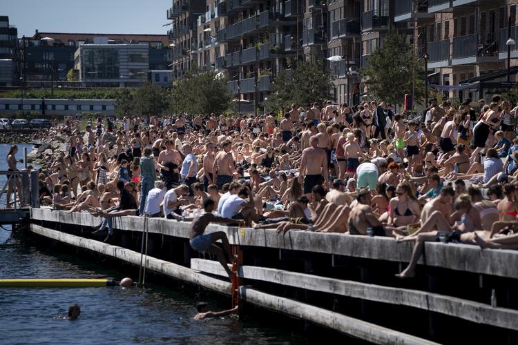 Forsamlingsforbuddet står til at blive hævet til 100 personer fra 8. juli og så til det dobbelte en måned senere. flere mennesker tæt sammen giver ikke ekspert grund til bekymring.  Foto: Liselotte Sabroe/Ritzau Scanpix
