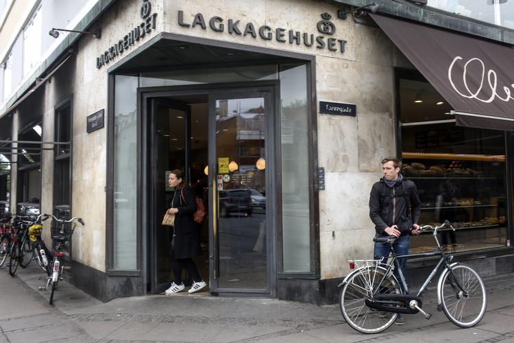 Lagkagehuset havnede i en shitstorm, da de fik penge fra coronakrisens hjælpepakker. Er der grund til at undgå at handle i Lagkagehuset? Gør de noget ulovligt? Er Lagkagehuset værre end andre? Hvem er deres ejere, og hvorfor har de adresse på Jersey og i Luxembourg? Politiken stiller spørgsmålene og giver svarene.  Foto: Ivan Boll/POLFOTO