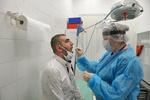 En mand bliver podet for coronavirus i  Sheremetyevo International Airport udenfor Moskva. Landet har endnu ikke fået bugt med sygdommen.    Foto: Moscow News Agency/Ritzau Scanpix