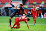 Bayern Münchens unge midtbanestyrmand Joshua Kimmich bliver her underløbet af Leverkusens østriger Julian Baumgartlinger ved lørdagens Bundesliga-duel, men det var ellers Bayern-spillerne, der stod bedst på banen. Foto: Matthias Hangst/Ritzau Scanpix