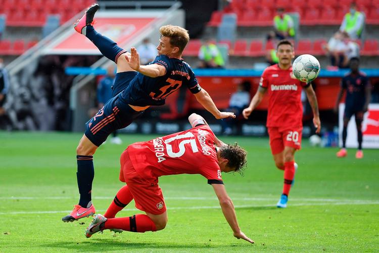 Bayern Münchens unge midtbanestyrmand Joshua Kimmich bliver her underløbet af Leverkusens østriger Julian Baumgartlinger ved lørdagens Bundesliga-duel, men det var ellers Bayern-spillerne, der stod bedst på banen. Foto: Matthias Hangst/Ritzau Scanpix