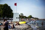 Forslaget er ifølge Enhedslisten målrettet borgere med lav- og mellemindkomster, og det er meningen, at pengene skal bruges til is, kaffe og baderinge ude i det danske sommerland. Foto: Arkivfoto: Rasmus Flindt Pedersen/POLFOTO