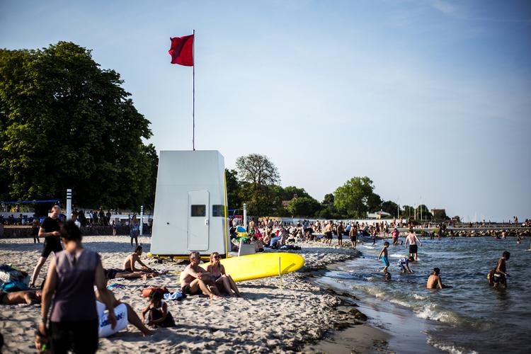 Forslaget er ifølge Enhedslisten målrettet borgere med lav- og mellemindkomster, og det er meningen, at pengene skal bruges til is, kaffe og baderinge ude i det danske sommerland. Foto: Arkivfoto: Rasmus Flindt Pedersen/POLFOTO