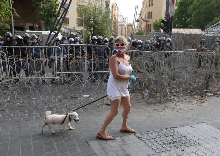   En demonstrant spadserer med sin hund i Beirut.  Foto: Aziz Taher/Ritzau Scanpix