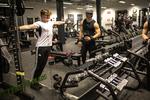 I fitnesscentre træner man ofte i små rum, hvor der er dårlig ventilation, at man trækker vejret tungt og rører ved mange af de samme overflader. (arkivfoto) Foto: Ivan Boll/POLFOTO