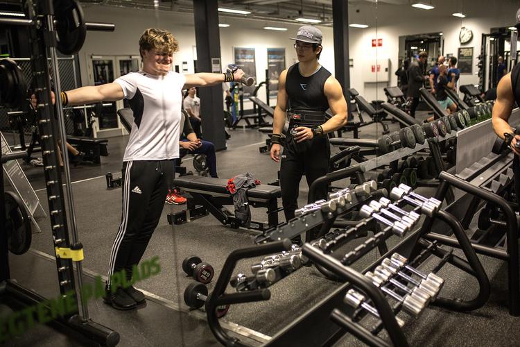 I fitnesscentre træner man ofte i små rum, hvor der er dårlig ventilation, at man trækker vejret tungt og rører ved mange af de samme overflader. (arkivfoto) Foto: Ivan Boll/POLFOTO