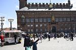 Det giver mening at bruge mundbind ved demonstrationer, men der er ikke grund til at undgå dem, mener virolog. Her ses en mindre demonstration arrangeret af     Folkebevægelsen for Frihed på Rådhuspladsen i København fredag den 5. juni. Foto: Philip Davali/Ritzau Scanpix