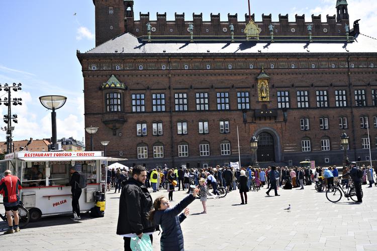 Det giver mening at bruge mundbind ved demonstrationer, men der er ikke grund til at undgå dem, mener virolog. Her ses en mindre demonstration arrangeret af     Folkebevægelsen for Frihed på Rådhuspladsen i København fredag den 5. juni. Foto: Philip Davali/Ritzau Scanpix