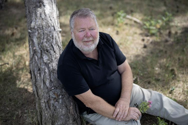 Per Makwarth må kun besøge sin hustru på plejehjem én gang om ugen. »Hvis vi er heldige, får vi lov at sidde alene ved bænken, når jeg besøger hende«, siger han.
 Foto: Mikkel Hørlyck/POLFOTO