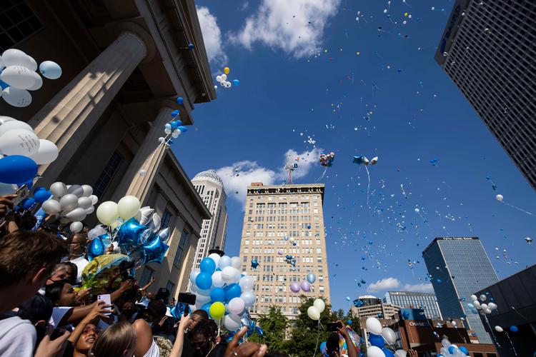 I Louisville, Kentucky sendte demonstranter i weekenden balloner op for at mindes deres bysbarn Breonna Taylor, som blev skudt i sit eget hjem af politiet i marts. Foto: Brett Carlsen/Ritzau Scanpix