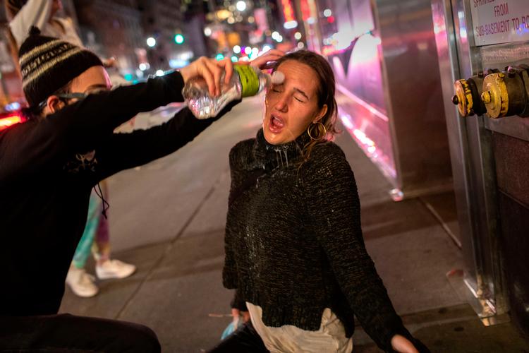 En demonstrant får hjælp efter at have fået peberspray i øjnene. Billedet er fra en demonstration i New York 1. juni.  Foto: John Moore/Ritzau Scanpix