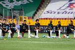Før kampen i Farum knælede spillerne fra FC Midtjylland og FC Nordsjælland i sympati med ’Black Lives Matter’-bevægelsen. Foto: Jens Dresling/POLFOTO