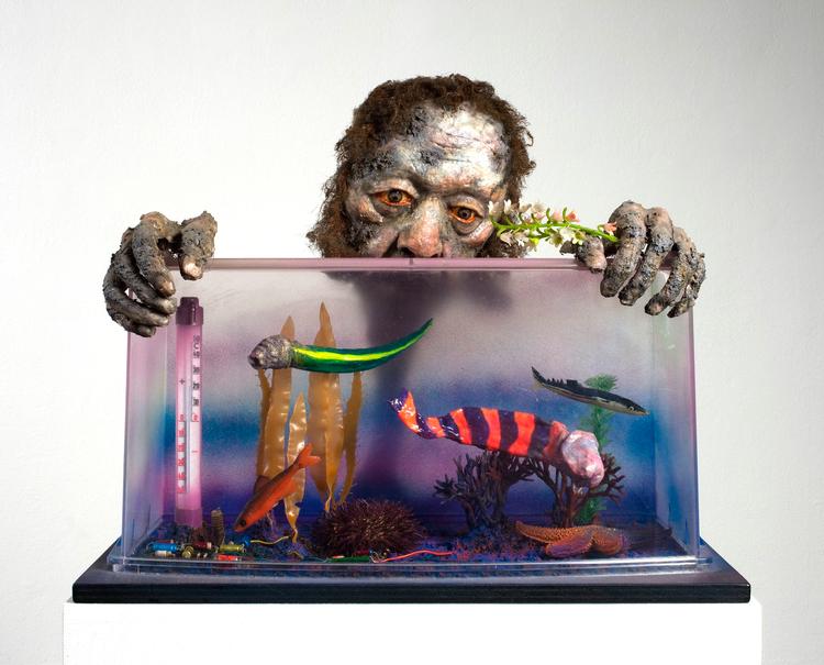 Tetsumi Kudos værk 'Votre Portrait' fra 1970'erne er et portræt af dig. Teknologiske komponenter og nye dyrearter – penis-fisk – lever side om side med søpindsvin i det lille økosystem som akvariet udgør.  Manden er ved at gå i opløsning og holder en lille plastikblomst i hånden. Foto: Courtesy Hauser & Wirth © Tetsumi Kudo / Adagp, Paris 2020 / VISDA/© Tetsumi Kudo / Adagp, Paris 20