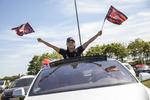 Forsamlingsforbuddet hæves i dag  til 50 personer fra 10 personer. Forbuddet mod endnu større forsamlinger gør det fortsat umuligt at afvikle store fodboldkampe med tilskuere, hvorfor kampen mellem FC Midjylland og AC Horsens forleden blev afviklet som drive in-event med storskærm.  Foto: Mikkel Berg Pedersen/Ritzau Scanpix