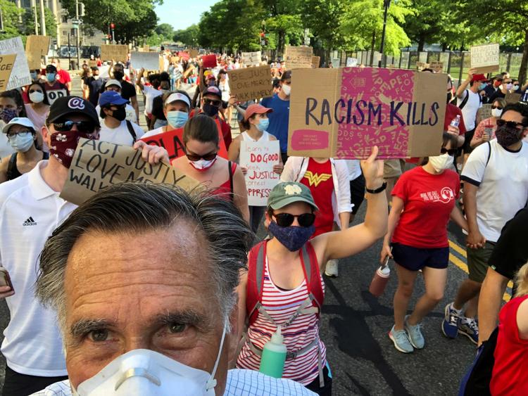 Mitt Romney har offentliggjort dette billede af sig selv ved demonstrationen i Washington D.C. Foto: Mitt Romney/Ritzau Scanpix