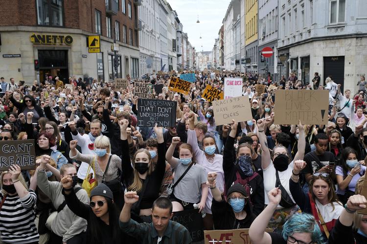 Det vurderes, at op mod 15.000 mennesker deltog i Black Lives Matter-demonstrationen i København i går.    Foto: Thomas Borberg/POLFOTO