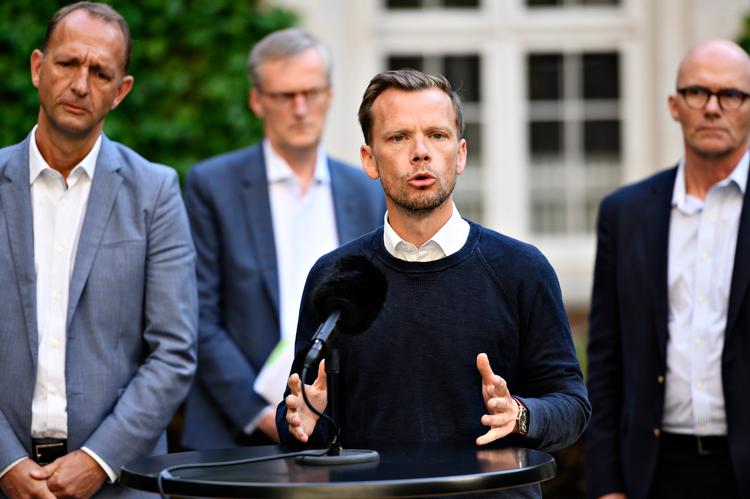 Beskæftigelsesminister Peter Hummelgaard (S) og repræsentanter for arbejdsmarkedets parter inviterede til såkaldt doorstep Grundlovsdag.  Foto: Philip Davali/Ritzau Scanpix