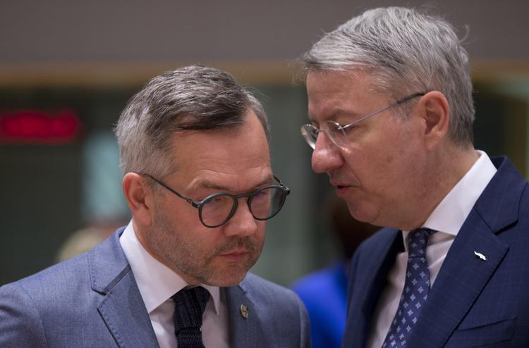 Tysklands europaminister, Michael Roth, (tv.) fotograferet under møde sidste år, hvor han diskuterer med sin rumænske kollega, George Ciamba. Foto: Virginia Mayo/Ritzau Scanpix