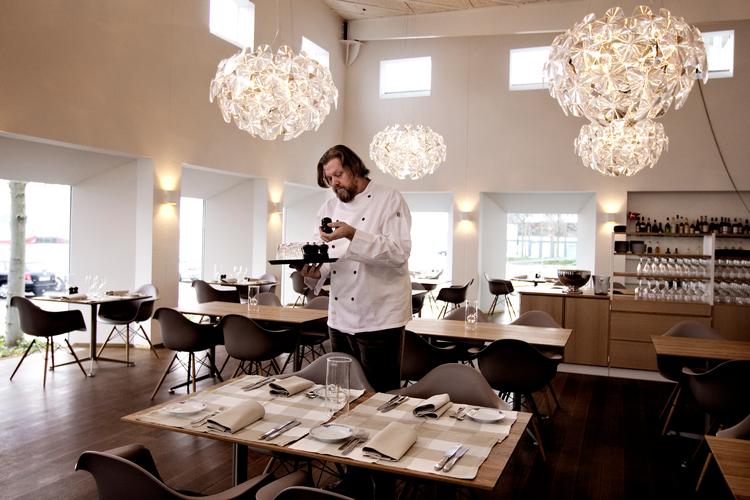 Bo Jacobsen er udlært kok under Roy Hurtigkarl og arbejdede senere under Erwin Lauterbach. I 1991 åbnede han sammen med sin kone Lisbeth, der også er kok, Restaurationen i Møntergade. Efter 29 år har de nu solgt stedet for at gå på pension. Arkivfoto fra Resturant Paustian, som ægteparret Jacobsen drev i 2011. Foto: Jacob Ehrbahn/POLFOTO