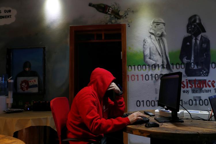 En israeler øver sig på et cyberkrigscenter i Hadera i Israel.  Foto: Ronen Zvulun (arkiv)/Ritzau Scanpix