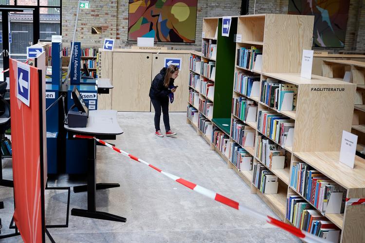 Det er stadig svært for bogelskere og læselystne at komme på bibliotekerne. Fra 9. juni kan man få en gratis bog på en lang række aarhusianske biblioteker og tage den med sig hjem kvit og frit. Foto: Jens Dresling/POLFOTO