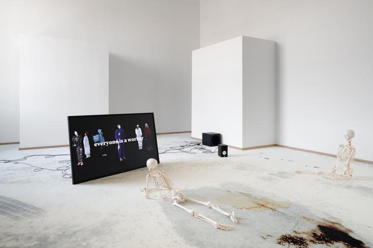 Det er en cool opdatering af et memento mori som Simon Dybbroe Møller præsenterer med sin installation om begærsproduktion og produktion i mere almen forstand: 'What do people do all day?' 