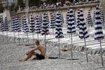 Stranden ved Promenade des Anglais i Nice er åben igen for turister, men det er et af de områder, som danske myndigheder fraråder alle ikke-nødvendige rejser til. Derfor er mange danske rejsekunders ferier aflyst. Foto: Reuters/Eric Gaillard   Foto: Eric Gaillard/Ritzau Scanpix