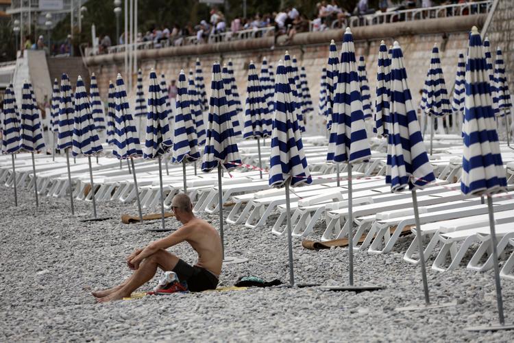 Stranden ved Promenade des Anglais i Nice er åben igen for turister, men det er et af de områder, som danske myndigheder fraråder alle ikke-nødvendige rejser til. Derfor er mange danske rejsekunders ferier aflyst. Foto: Reuters/Eric Gaillard   Foto: Eric Gaillard/Ritzau Scanpix