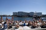 I blandt andet Nordhavn i København har der nogle dage været for mange mennesker samlet på for lidt plads. Nu lempes forsamlingsforbuddet yderligere fra 8. juli. Foto: Liselotte Sabroe/Ritzau Scanpix