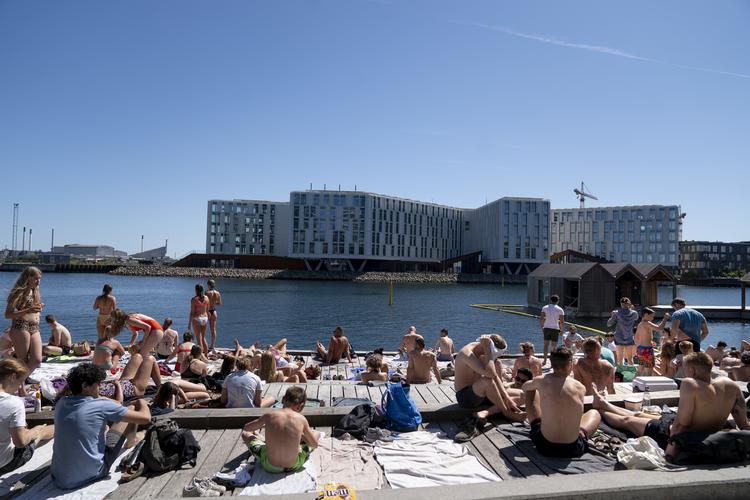 I blandt andet Nordhavn i København har der nogle dage været for mange mennesker samlet på for lidt plads. Nu lempes forsamlingsforbuddet yderligere fra 8. juli. Foto: Liselotte Sabroe/Ritzau Scanpix