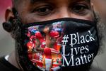 Colin Kaepernicks knælende position er blevet billedet på den tavse og fredelig protest mod racisme og politivold i USA. Foto: Roberto Schmidt/Ritzau Scanpix