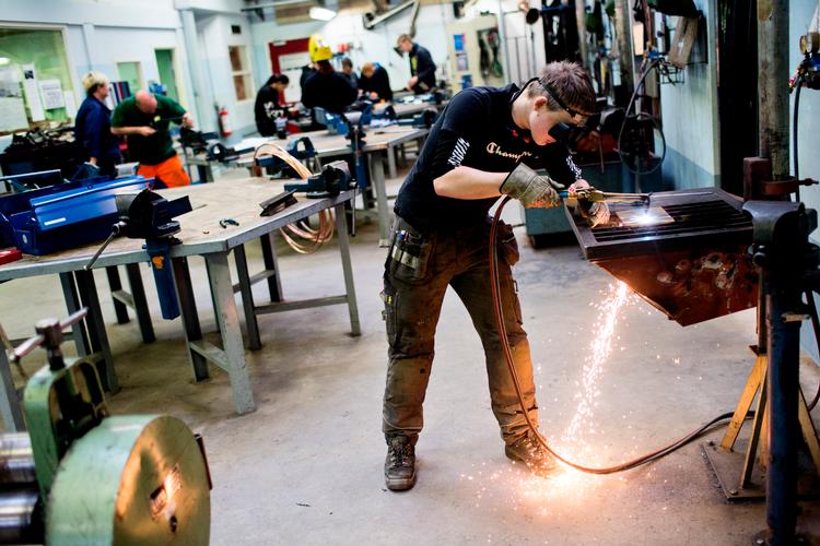 Hvis ufaglærte vælger at uddanne sig til smed eller andre erhverv, der er særligt efterspurgte, så skal de fremover kunne få 110 procent af den normale dagpengesats. Foto: Janus Engel/POLFOTO
