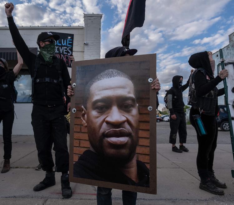Demonstranter holder et foto af George Floyd op under en demonstration i Detroit, Michigan. Floyd blev dræbt af en hvid politibetjent under en anholdelse.  Foto: Seth Herald/Ritzau Scanpix