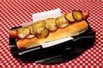 Aakander (agurkesalat) har været en del af den jyske hotdog længe før, tilbehøret nåede København. Foto: Jacob Ehrbahn/POLFOTO