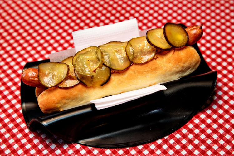 Aakander (agurkesalat) har været en del af den jyske hotdog længe før, tilbehøret nåede København. Foto: Jacob Ehrbahn/POLFOTO