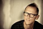 Morten Remar første bind i ny krimiserie har noget særligt i sig, men kan ikke helt følge med sit eget plot. Pressefoto People'sPress