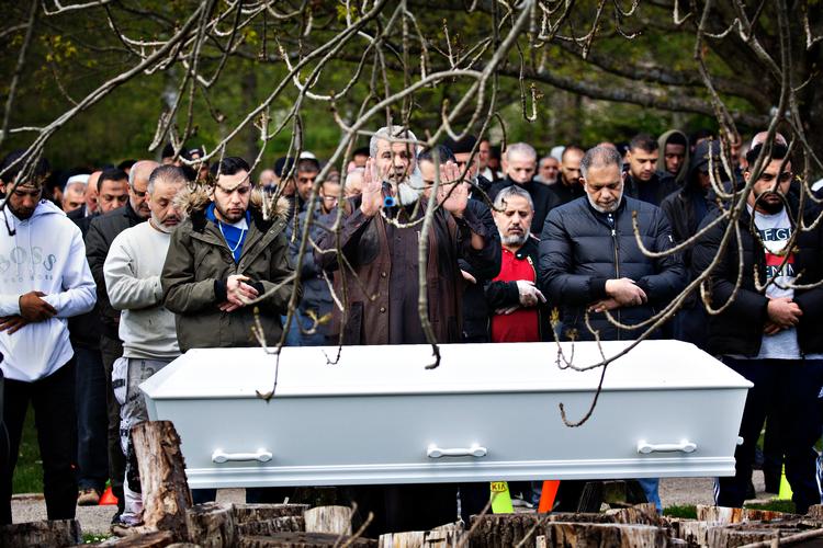 SIdst i maj blev den kun 24-årige digter Yahya Hassen fundet død i sit hjem. Ved hans grav talte kulturrådmand i Aarhus Rabih Azad-Ahmad (R). Han fortalte, at han vil arbejde for en århusiansk gade eller vej med digterens navn..  Foto: Martin Lehmann/POLFOTO