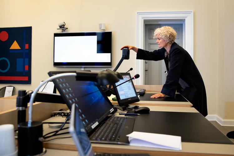 Byretsdommer Pernille Kjærulff og hendes dommerkollegaer må jævnligt bruge tid på it-teknologiske problemer. Det kan være med til at øge sagsbehandliingstiderne i retssystemet.
 
   Foto: Finn Frandsen/POLFOTO