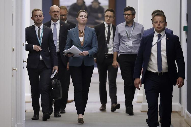    Statsminister Mette Frederiksen på vej til samråd i Folketingets udvalg for forretningsorden.   Foto: Jens Dresling/POLFOTO
