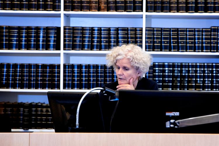 Pernille Kjærulff er byretsdommer i Københavns Byret. Hun og hendes kollegaer må jævnligt bruge tid på It-nedbrud, svigtende mikrofoner og sort pc-skærm. Foto: Finn Frandsen/POLFOTO