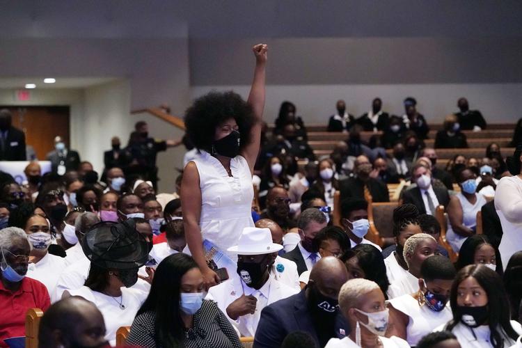     HOUSTON, TEXAS - JUNE 09: Family and friends attend the funeral service for George Floyd in the chapel at the Fountain of Praise church June 9, 2020 in Houston, Texas. Floyd died May 25 while in Minneapolis police custody, sparking nationwide protests. David J. Phillip-Pool/Getty Images/AFP == FOR NEWSPAPERS, INTERNET, TELCOS &amp; TELEVISION USE ONLY ==   Foto: Getty Images/Ritzau Scanpix