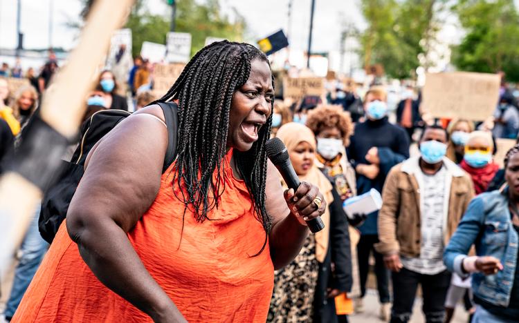 Bwalya Sørensen fra Black Lives Matter taler til demonstrationen i Aalborg, der har skabt konflikt med Amnesty International.  Foto: Henning Bagger/Ritzau Scanpix