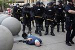 Den 75-årige demonstrant Martin Gugino ligger blødende på gaden, efter to betjente skubbede ham. Han ligger endnu på hospitalet. Foto: Jamie Quinn/Ritzau Scanpix