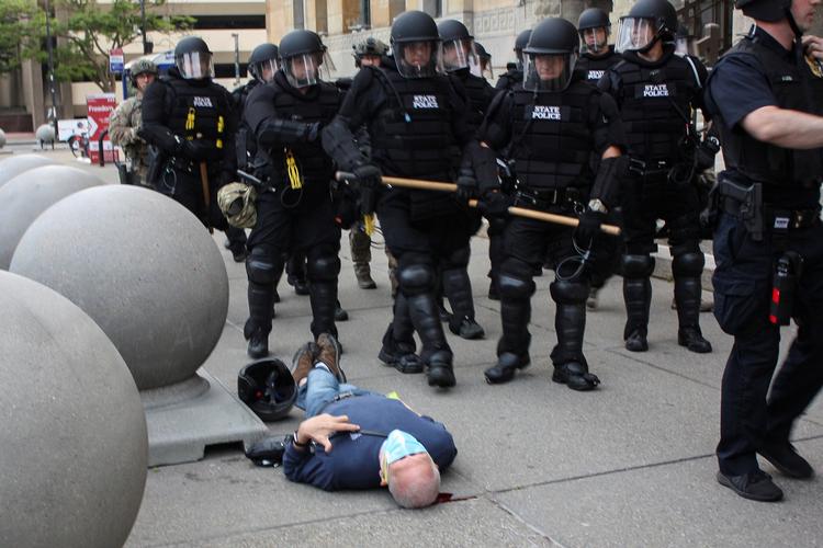 Den 75-årige demonstrant Martin Gugino ligger blødende på gaden, efter to betjente skubbede ham. Han ligger endnu på hospitalet. Foto: Jamie Quinn/Ritzau Scanpix