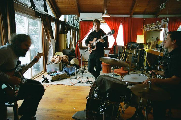 Muzz består fra venstre af Josh Kaufman, en barista fra Brooklyn, der har spillet med de fleste, Paul Banks fra Interpol og The Walkmans Matt Barrick.  Foto: PR-foto