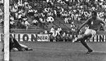 Houmane Jarir sender bolden forbi Vesttysklands Sepp Maier og bringer Marokko foran 1-0 i den indledende gruppekamp ved VM i 1970. Det var Marokkos første mål ved en VM-slutrunde nogensinde, men vesttyskerne vandt 2-1. Foto: Strumpf/Ritzau Scanpix